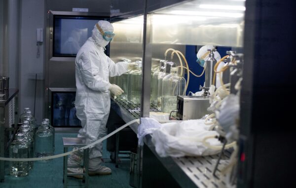 Исследователь в лаборатории китайской компании Yisheng Biopharma, которая разрабатывает вакцины против COVID-19