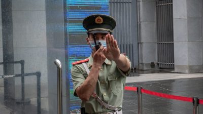 Офицер китайской военизированной полиции у ворот посольства Австралии в Пекине, 9 июля 2020 года. NICOLAS ASFOURI/AFP via Getty Images