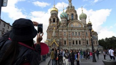 Китайские туристы в Санкт-Петербурге. Фото: OLGA MALTSEVA/AFP/Getty Images