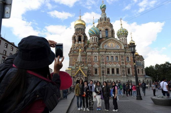 Китайские туристы в Санкт-Петербурге. Фото: OLGA MALTSEVA/AFP/Getty Images