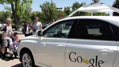 Самоуправляемый автомобиль Google едет по городу Маутин-Вью, Калифорния, 13 мая 2014 года. Фото: Glenn Chapman/AFP/Getty Images
