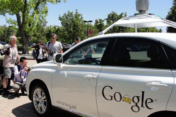 Самоуправляемый автомобиль Google едет по городу Маутин-Вью, Калифорния, 13 мая 2014 года. Фото: Glenn Chapman/AFP/Getty Images