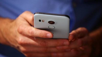 Посетитель пробует новый Nexus 5X на ярмарке Google в Сан-Франциско 29 сентября 2015 г. Фото: Justin Sullivan/Getty Images