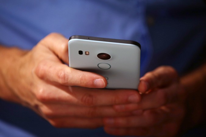 Посетитель пробует новый Nexus 5X на ярмарке Google в Сан-Франциско 29 сентября 2015 г. Фото: Justin Sullivan/Getty Images