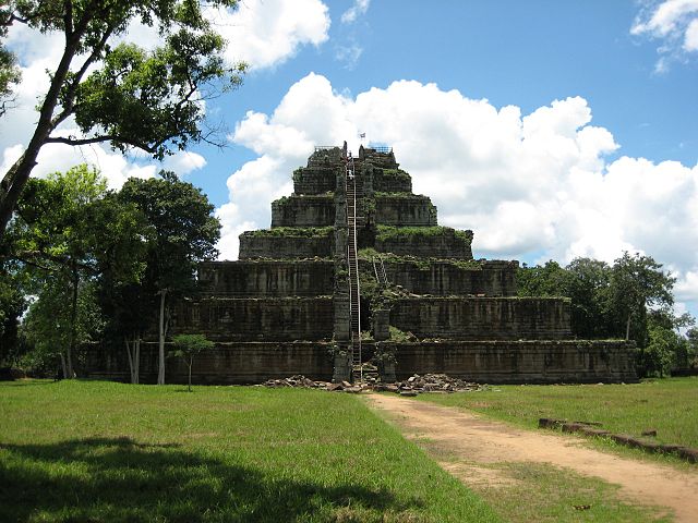 Пирамида Кохкер в Камбодже