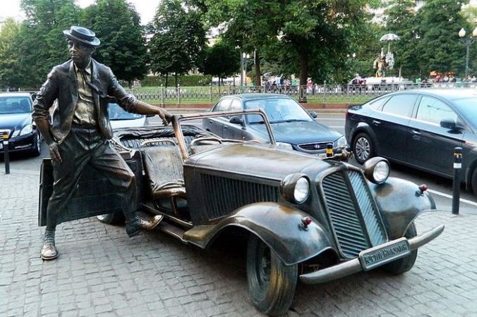 Установка памятника – обязанность потомков Памятник Юрию Никулину на Цветном бульваре в Москве. Фото: Тара-Амингу/ru.wikipedia.org/Public Domain