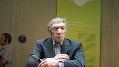 Неандерталец в современном костюме. Модель в музее неандертальцев, Дюссельдорф.  Фото: Einsamer Schütze via Wikimedia Commons, CC BY-SA