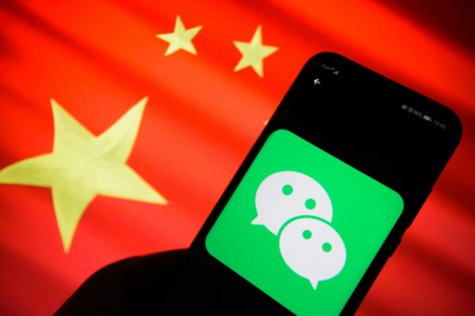 Логотип Wechat на мобильном телефоне Android с флагом Китая на заднем плане, 24 января 2019 года. Omar Marques/SOPA Images/LightRocket via Getty Images