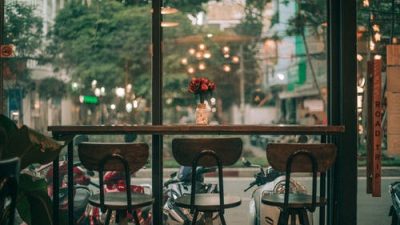 Барные стулья. Фото: pexels 