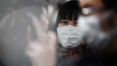 Пассажиры в масках в метро в Токио, 8 февраля 2020 года. CHARLY TRIBALLEAU/AFP via Getty Images
