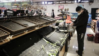 Посетители  в защитных масках перед пустыми овощными прилавкам на рынке в Ухане, провинция Хубэй, Китай, 23 января 2020г. Getty Images