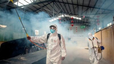 Персонал распыляет дезинфицирующее средство на рынке в Суйфэньхэ, Хэйлунцзян, Китай 6 мая 2020 года. STR/AFP через Getty Images