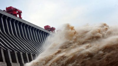 Вода, выпущенная из плотины «Три ущелья» — гигантского гидроэнергетического проекта на реке Янцзы в Ичане, центральной китайской провинции Хубэй, 24 июля 2012 г. STR / AFP/GettyImages