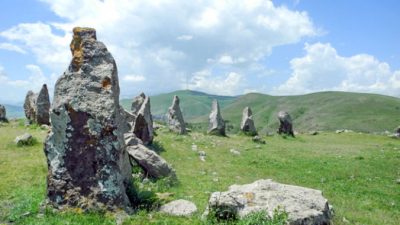 28 мая. Древняя астрономическая обсерватория Армении Караундж, по мнению учёных, по возрасту превосходит знаменитый британский Стоунхендж примерно на 3000 лет. Расположен этот археологический памятник в окрестностях города Сисиан, в 200 км от столицы Армении Еревана. Древние жители благодаря обсерватории составляли точный календарь начала земледельческих работ, сбора урожая, время путешествий. Фото: Алла Лавриненко/Великая Эпоха