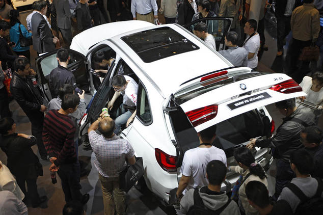 BMW уменьшила производство из-за спада продаж в Китае BMW X5 на автосалоне Auto China в Пекине в мае 2014 года. Фото: STR/AFP/Getty Images