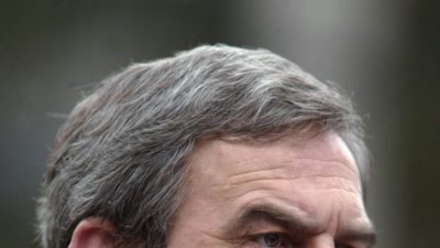 Ласло Токес, который спровоцировал антикоммунистическое восстание 1989 года в городе Тимишоара на западе Румынии, обращается к этническим венграм во время демонстрации, в которой приняли участие около 10 000 человек в Одорхеюл-Секуйеск, Румыния, 15 марта 2006 г. (Daniel Mihailescu / AFP / Getty Images)