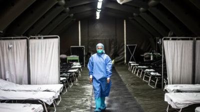 Медицинский работник в отделении, созданном для пациентов с COVID-19 в Лиме, Перу, 27 февраля 2020 года. ERNESTO BENAVIDES/AFP via Getty Images