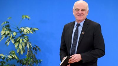 Кандидат на должность генерального директора Всемирной организации здравоохранения (ВОЗ) Дэвид Набарро даёт пресс-конференцию в Женеве 26 января 2017 года. FABRICE COFFRINI/AFP via Getty Images
