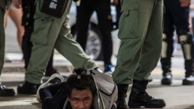 Спецназ задерживает мужчину, при операции против протестующих, принимающих участие в митинге против нового закона «О национальной безопасности» в Гонконге 1 июля 2020 года, в 23-ю годовщину передачи города от Британии Китаю. Dale de la Rey/AFP via Getty Images