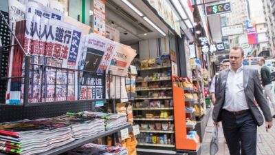Гонконгская газета The Epoch Times на полке возле магазина 7-Eleven в Гонконге 1 апреля 2019 года. Sarah Liang/The Epoch Times