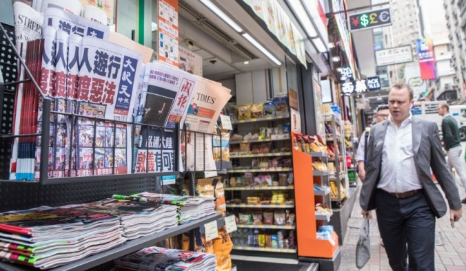 Гонконгская газета The Epoch Times на полке возле магазина 7-Eleven в Гонконге 1 апреля 2019 года. Sarah Liang/The Epoch Times