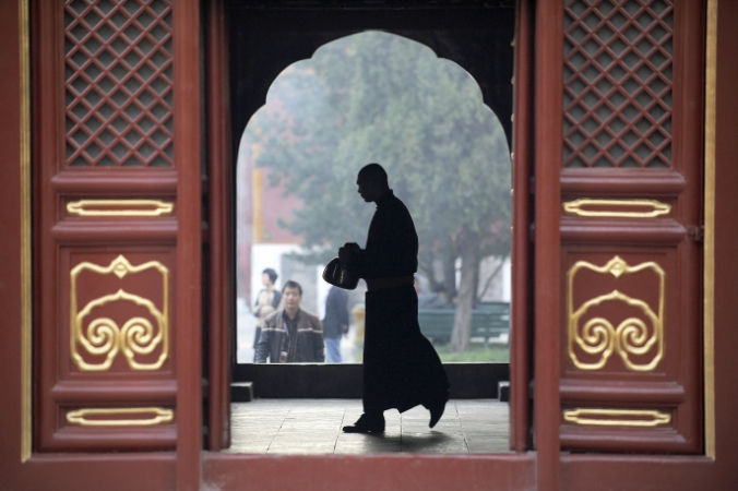 Монах в храме «Юнхэгун», Пекин, 24 октября 2012 года. Wang Zhao/AFP/Getty Images