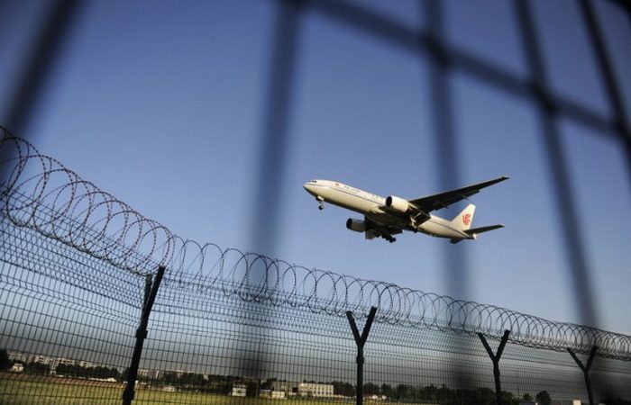 Самолёт Air China идёт на посадку в международном аэропорту Пекина 4 сентября 2012 года. Фото: WANG ZHAO/AFP/GettyImages