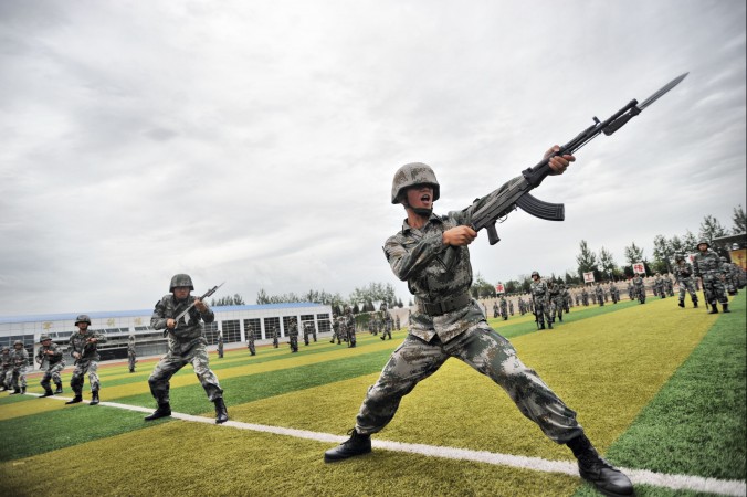 Китайские солдаты на военных учениях 22 июля 2014 года, Пекин, Китай. Фото: ChinaFotoPress/Getty Images