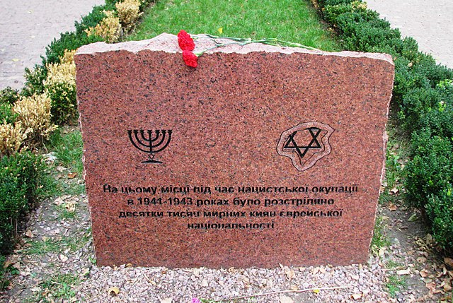 Мемориальный камень в Бабьем Яру. Alex long/ru.wikipedia.org/CC BY-SA 4.0