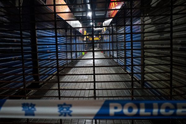Сотрудники санитарной группы быстрого реагирования проводят обыск на закрытом оптовом рынке морепродуктов «Хуанань» в городе Ухань, провинция Хубэй, 11 января 2020 года