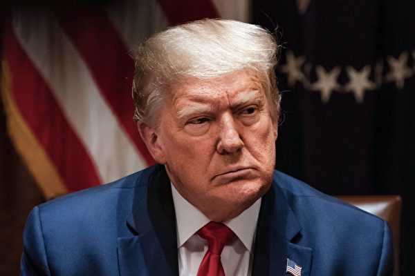 Президент США Дональд Трамп на встрече с членами Национальной ассоциации руководителей полицейских организаций в Кабинете министров Белого дома в Вашингтоне