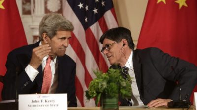 Госсекретарь США Джон Керри (слева) и секретарь американского казначейства Джейкоб Леу во время седьмого стратегического диалога США-Китай, Вашингтон, 24 июня 2015 года. Фото: Chris Kleponis/AFP/Getty Images