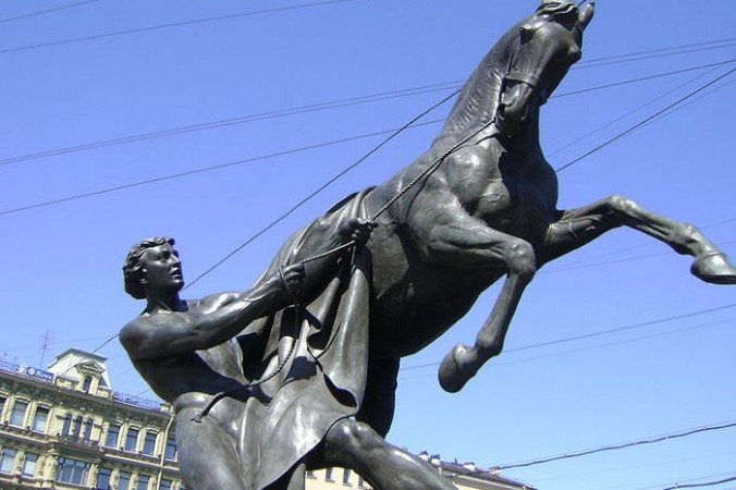 Скульптура укротителя коня на Аничковом мосту. Фото: Fgdcvd/commons.wikimedia.org/CC BY-SA 3.0