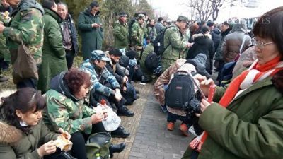 Более 10 тысяч бывших военнослужащих собрались в Пекине с обращением к Си Цзиньпину. Фото: epochtimes.com