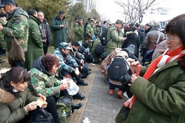 Более 10 тысяч бывших военнослужащих собрались в Пекине с обращением к Си Цзиньпину. Фото: epochtimes.com