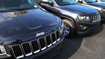 Jeep Grand Cherokee 2015 года выставлены на продажу. Фото: Joe Raedle/Getty Images)