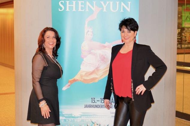 Предпринимательницы Симоне Ботт и Сабине Зэнфт посетили концерт Shen Yun во Франкфурте, Германия. Фото: Florian Godovits / Epoch Times