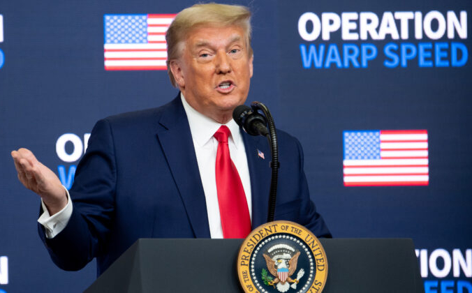 Фото 1 Президент Дональд Трамп выступает во время саммита Operation Warp Speed Vaccine Summit в административном здании Эйзенхауэра, примыкающем к Белому дому, в Вашингтоне 8 декабря 2020 года. Saul Loeb/AFP via Getty Images