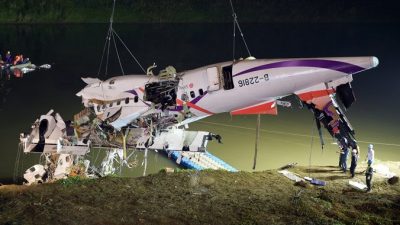Работы по спасению пассажиров из самолёта Трансазия ATR 72-600, упавшего в реку в Тайване 4 февраля. Фото: SAM YEH/AFP/Getty Images