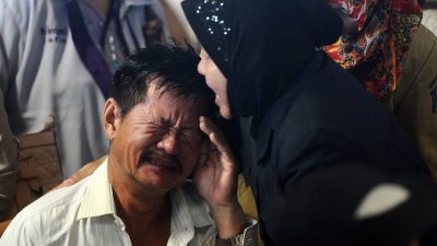 Родственники пассажиров, получившие подтверждение их гибели при крушении авиалайнера AirAsia 28 декабря 2014 года, Индонезия.  Фото: Robertus Pudyanto/Getty Images
