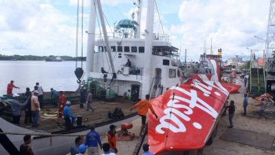 Доставка хвостовой части самолёта авиакомпании AirAsia, разбившегося  28 декабря над Яванским морем, Индонезия, 7 февраля, 2015 год.. Фото: YUDHA MANX/AFP/Getty Images