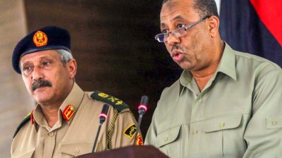 Начальник штаба ливийских вооружённых сил генерал-майор Абдессалем Жадаллах Аль-Салихин (слева) во время выступления временного премьера страны Абдулла Аль-Тани (справа) на срочной пресс-конференции по безопасности в Триполи (Ливия) 16 мая 2014 года. Фото: MAHMUD TURKIA/AFP/Getty Images