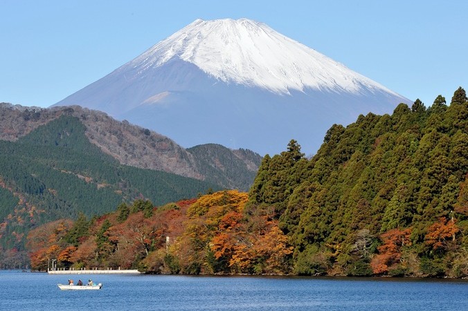 Озеро в районе курорта Хаконэ перед горой Фудзияма. Фото: TORU YAMANAKA/AFP/Getty Images