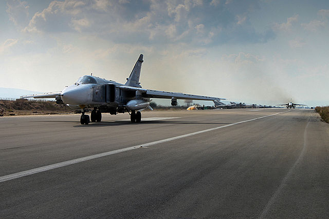 Российский боевой самолёт Су-24, базирующийся на авиабазе «Хмеймим» в Латакии, Сирия. Фото: F-BASN/wikipedia.org/CC BY 4.0