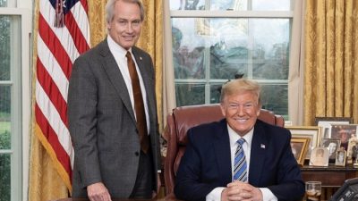 Люсьен Линкольн Вуд и президент США Дональд Трамп в Овальном кабинете Белого дома 11 марта 2020/en.wikipedia.org/Public Domain