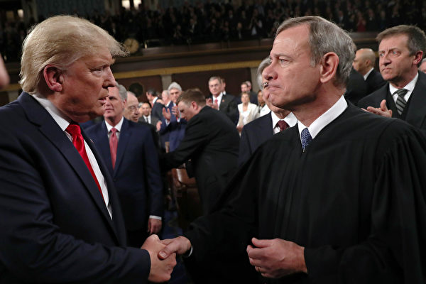 Президент США Дональд Трамп пожимает руку председателю Верховного суда Джону Робертсу в Вашингтоне, округ Колумбия, 4 февраля 2020 года