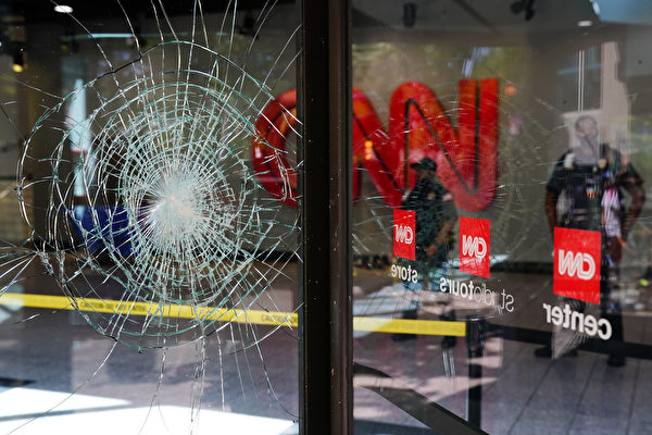 Центр CNN получил повреждения после ночных протестов в связи со смертью Джорджа Флойда в Миннеаполисе во время задержания Атланта. Штат Джорджия, 30 мая 2020 года