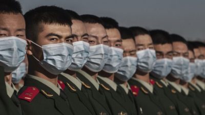 Китайские солдаты выстроились на площади Тяньаньмэнь в Пекине, Китай, 23 октября 2020 г. после церемонии, посвященной 70-летию вступления Китая в корейскую войну. Kevin Frayer/Getty Images