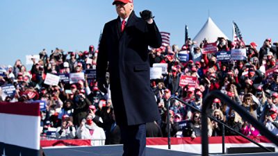 Президент США Дональд Трамп прибыл на митинг «Сделаем Америку снова великой» в аэропорту Фейетвилля, Северная Каролина, 2 ноября 2020 года. BRENDAN SMIALOWSKI/AFP via Getty Images