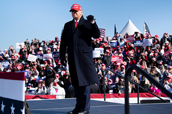 Президент США Дональд Трамп прибыл на митинг «Сделаем Америку снова великой» в аэропорту Фейетвилля, Северная Каролина, 2 ноября 2020 года. BRENDAN SMIALOWSKI/AFP via Getty Images
